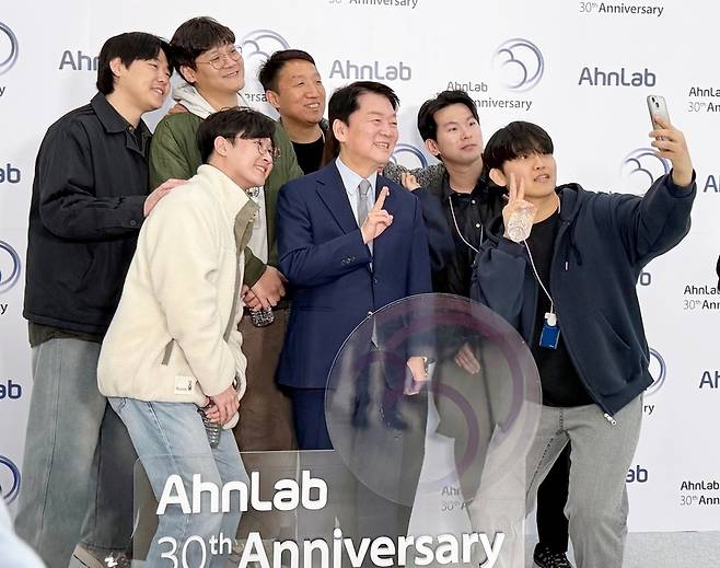 안철수 창업자가 창립 30주년 기념식장에서 안랩 직원들과 기념촬영을 하고 있다. [안랩 제공]