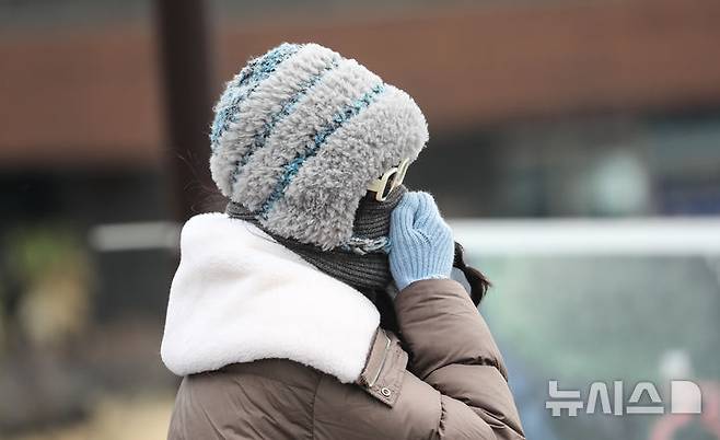 [서귀포=뉴시스] 우장호 기자 = 17일 월요일은 전국 대부분 지역에 바람이 강하게 불어 아침 기온이 영하권으로 떨어지겠다. 수도권을 중심으로는 눈이 내리겠다. 사진은 꽃샘추위가 찾아온 전날 오후 제주 서귀포시 성산읍 성산일출봉을 찾은 내·외국인 관광객들이 궂은 날씨에도 탐방로를 걸어가고 있는 모습. 2025.03.16. woo1223@newsis.com