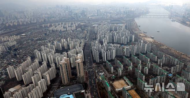 [서울=뉴시스] 박주성 기자 = 서울시가 지난달 2020년 토지거래허가구역 규제를 최초 지정 이후 5년만에  강남구 삼성·대치·청담동과 송파구 잠실에 대한 규제를 해제한 가운데 오세훈 서울시장이 토지거래허가구역 해제 뒤 집값 상승 논란이 이어지자 “규제를 풀고 처음에 약간의 가격 상승은 예상했다”며 “비정상적일 정도로 과도하면 다시 규제하는 것도 검토할 것”이라고 말했다. 사진은 지난 12일 서울 송파구 롯데월드타워 전망대 서울스카이에서 바라본 잠실동 아파트 모습. 2025.03.17. park7691@newsis.com