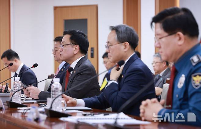[서울=뉴시스] 조수정 기자 = 최상목 대통령 권한대행 부총리 겸 기획재정부 장관이 6일 서울 서대문구 경찰청에서 열린 민생범죄 점검회의를 주재하고 있다. (대통령실통신사진기자단) 2025.03.06. chocrystal@newsis.com