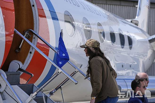 [산디에고=AP/뉴시스] 미국 관세국경보호청을 관장하는 크리스티 놈 국토안보부 장관이 16일(현지 시간) 산디에고 국제공항에서 비행기에 오르고 있다. 2025.03.17.