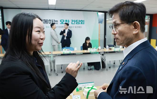 [서울=뉴시스] 조수정 기자 = 김문수 고용노동부 장관이 지난 7일 서울 종로구 재단법인 청년재단 중앙청년지원센터에서 열린 최상목 대통령 권한대행 부총리 겸 기획재정부 장관 주재 '청년 오찬간담회'에서 참석자와 대화하고 있다. (대통령실통신사진기자단) 2025.03.07. chocrystal@newsis.com