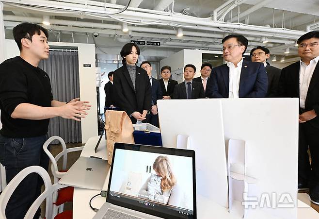 [서울=뉴시스] 조수정 기자 = 최상목 대통령 권한대행 부총리 겸 기획재정부 장관이 17일 오후 서울 나라키움 역삼청년창업허브를 방문, 입주업체 알프레드 권순우 대표로부터 신소재 및 활용 제품(친환경 고양이 모래 업사이클 등) 설명을 듣고 있다. 이날 방문은 청년 창업공간 제공을 위한 국유재산 운영현황을 점검하고 운영기관 및 청년 창업인들의 애로 및 건의사항을 청취하고자 기획됐다. (사진=기획재정부 제공) 2025.03.17. chocrystal@newsis.com