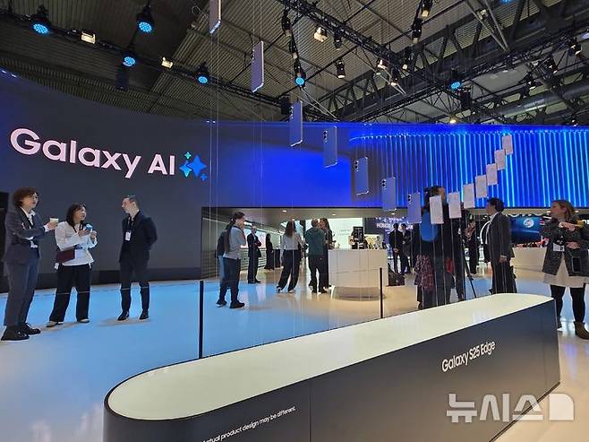 [바르셀로나(스페인)=뉴시스]지난 3~6일(현지시간) 스페인 바르셀로나에서 진행된 MWC25의 삼성전자 부스에 전시된 갤럭시 S25 엣지. (사진=윤현성 기자)