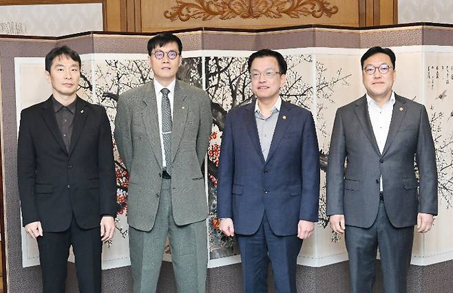 최상목 대통령 권한대행 부총리 겸 기획재정부 장관이 14일 서울 종로구 정부서울청사에서 열린 '거시경제.금융현안 간담회'를 주재, 회의 시작에 앞서 기념사진을 찍고 있다. 왼쪽부터 이복현 금감원장, 이창용 한국은행 총재, 최상목 대통령 권한대행 부총리, 김병환 금융위원장. 기재부 제공