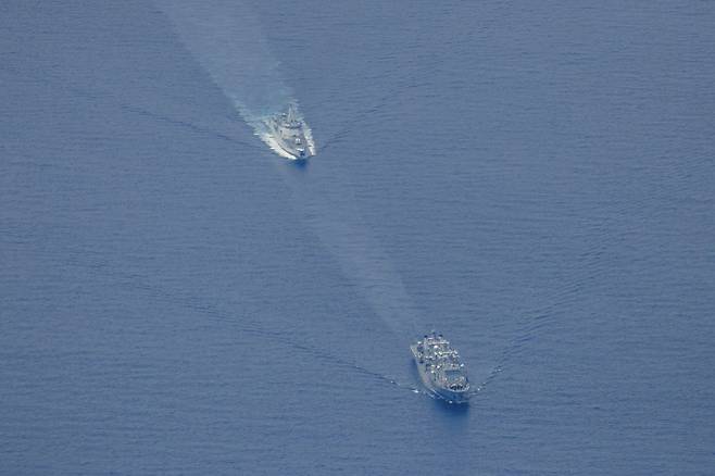 호주에 대한 무력시위에 나선 중국 군함들. 앞쪽이 보급함 웨이산후(微山湖), 뒤쪽이 순양함 쭌이(遵义). 중국 남해함대 소속인 순양함 쭌이는 구축함보다 규모가 큰 전투함이다. 지난 2022년에 취역한 중국의 최신예 055형 구축함의 일종으로, 군함의 앞뒤 길이가 180m, 승선 병력은 300명이다. 미사일 수직 발사시스템(VLS)에 112개의 셀(cell)이 있으며, 함대지·함대공·함대함 등의 다양한 미사일 공격 능력을 갖추고 있다. 호주 국방부는 쭌이를  런하이급 순양함 (Renhai-class Cruiser Zunyi)으로 분류한다.  웨이산후는 푸치급 보급함(Fuchi-class replenishment vessel Weishanhu)으로 부른다. 호주 국방부 홈페이지 캡처