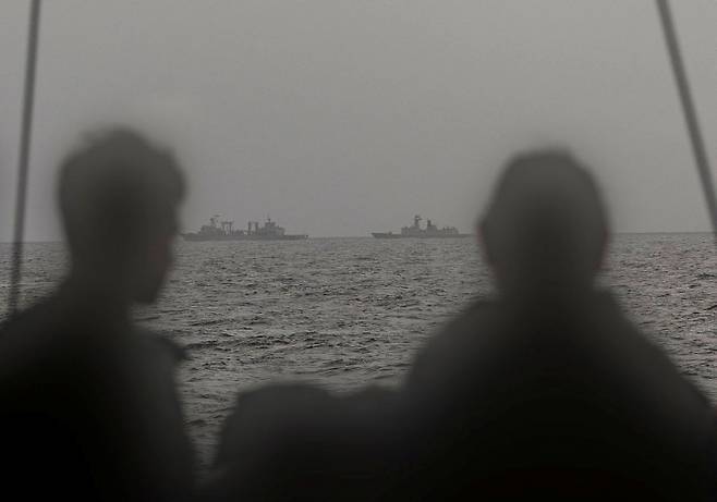 호주의 호위함 아룬타(HMS Arunta)에서 중국 보급함 웨이산후와 호위함 헝양의 움직임을 주시하는 호주 해군 장병들. 사진 촬영된 장소는 호주와 뉴질랜드 사이의 바다인 태즈먼 해. 중국 군함은 지난 달 21일과 22일에 태즈먼해의 공해상에서 실사격 훈련을 실시했다. 참고로 HMS는'His/Her Majesty's Ship'의 약자로 '왕/여왕 폐하의 함선'이라는 의미. 호주 국방부
