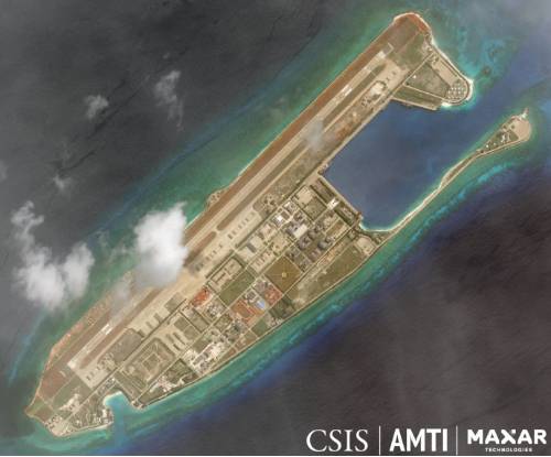 중국이 남중국해 미스치프 암초(mischief reef)에 구축한 인공섬. 군함의 접안이 가능한 항만은 물론 비행장도 건설돼 있는 군사기지이자 요새로 바뀌었다. 2022년 6월 17일 촬영. 미국 전략국제문제연구소 CSIS 홈페이지 캡처