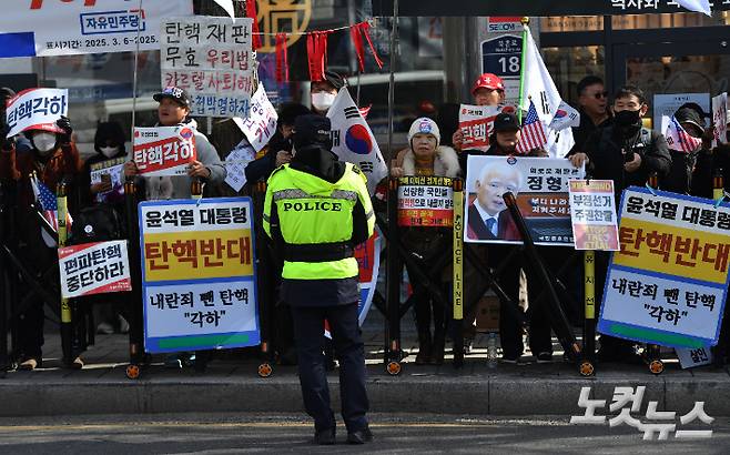 윤석열 대통령 탄핵심판 선고를 앞두고 연일 탄핵 찬반 집회가 이어지고 있는 가운데 경찰들이 경계 근무를 서고 있다. 류영주 기자