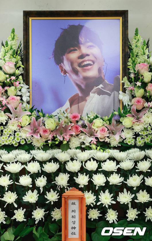 [OSEN=사진팀] 14일&nbsp;서울 강남구 서울삼성병원 장례식장에 故휘성의 빈소가 마련됐다.故 휘성은 지난 10일 오후 서울 광진구에 위치한 한 아파트에서 심정지 상태로 발견됐다. 향년 43세.&nbsp;경찰은 외부 침입 흔적이나 타살 정황 등 범죄 혐의점은 발견되지 않았다고 보고 국과수에 부검을 의뢰했고, 국과수는 부검 결과 '사인 미상'이라는 1차 구두소견을 서울 광진경찰서에 전달한 것으로 알려졌다. 2025.03.14 /photo@osen.co.kr<사진=사진공동취재단>