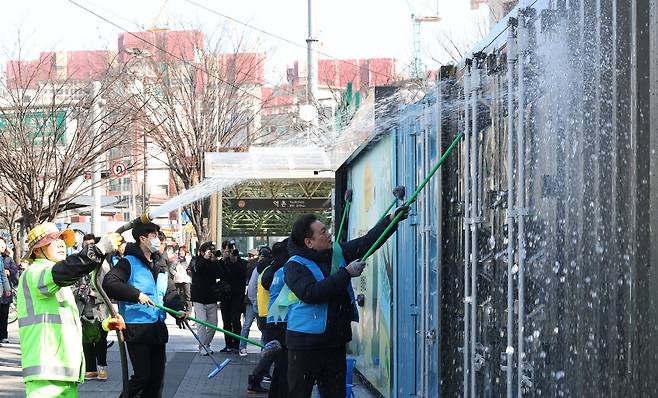 17일 서울 은평구 은평평화공원에서 김미경 은평구청장, 지역 주민, 공무원 등이 재활용품 자동분리수거함의 묵은 때를 청소하고 있다. 은평구는 공무원, 공공기관 및 기타 유관기관 등이 함께 구 전역에서 ‘새봄맞이 은평구 민관 합동 환경정비 대청소’를 실시했다.