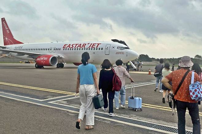 지난해 9월 전북 군산공항을 찾은 수 많은 승객들이 제주행 이스타항공기에 탑승하기 위해 이동하고 있다. 하지만, 항공사 측은 한 달 뒤인 10월 27일 여객 수요 감소를 이유로 동절기 노선 운항을 중단했다.&nbsp; &nbsp;군산=김동욱 기자