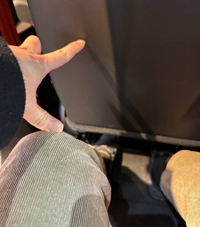 키 173cm인 기자가 2열에 앉았을 때 약 15cm 이상의 여유 공간이 나왔다.