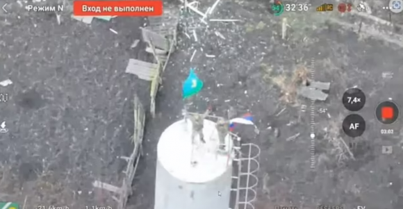 12일(현지 시간) 러시아군이 러시아 연방 국기와 군부대들의 깃발을 쿠르스크의 수자 행정 건물 인근에 게양했다고 주장했다. 로이터 연합뉴스