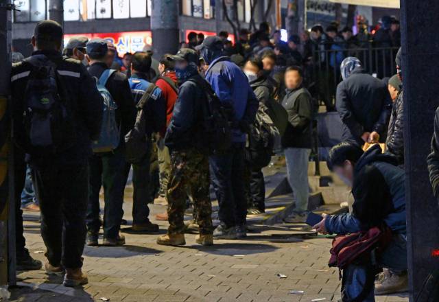 14일 새벽 서울 구로구 남구로역 인근 인력시장에서 일용직 근로자들이 일자리를 구하기 위해 북적이고 있다. 이날 근로자들은 꼬박 세 시간을 추위에 떨며 기다렸지만 대다수는 일감을 찾지 못한 채 귀가해야 했다. 성형주 기자