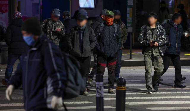 서울 남구로역 인근에서 일감을 구하려는 일용직 구직자들이 대기장소로 이동하기 위해 횡단보도를 건너고 있다. 연합뉴스