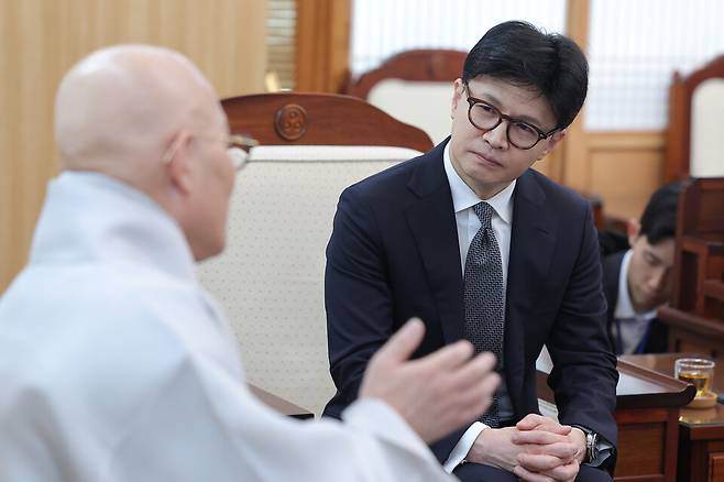 한동훈 국민의힘 전 대표가 17일 서울 종로구 조계사에서 조계종 총무원장 진우 스님을 예방하고 있다. ⓒ연합뉴스