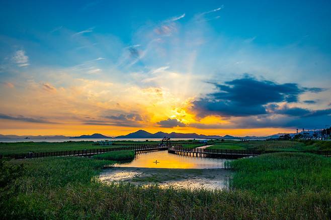 부산 다대포해수욕장 일원에 2015년 조성한 해변공원 ‘다대포해변공원’. 일몰 명소로 유명하다    사진제공｜한국관광공사