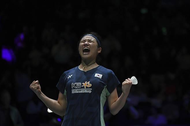 안세영이 17일 영국 버밍엄에서 열린 2025 세계배드민턴연맹(BWF) 전영오픈 여자단식 결승전에서 왕즈이를 꺾고 우승한 뒤 포효하고 있다. 버밍엄 | AP연합뉴스