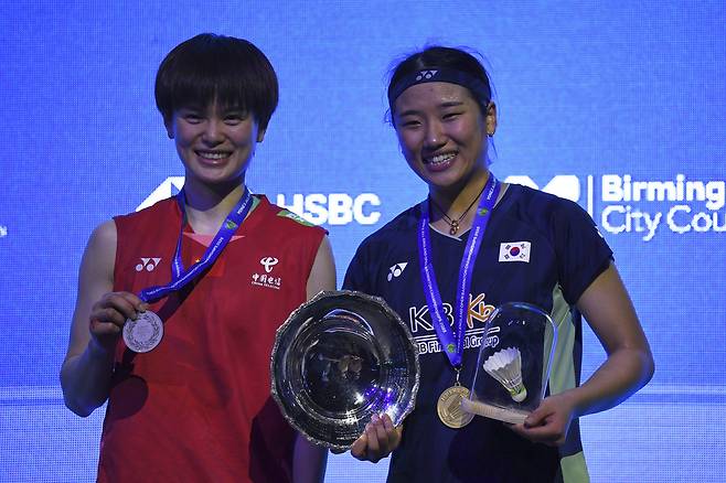 안세영이 17일 영국 버밍엄에서 열린 2025 세계배드민턴연맹(BWF) 전영오픈 여자단식 결승전에서 우승한 뒤 열린 시상식에서 왕즈이와 포즈를 취하고 있다.  버밍엄 | AP연합뉴스