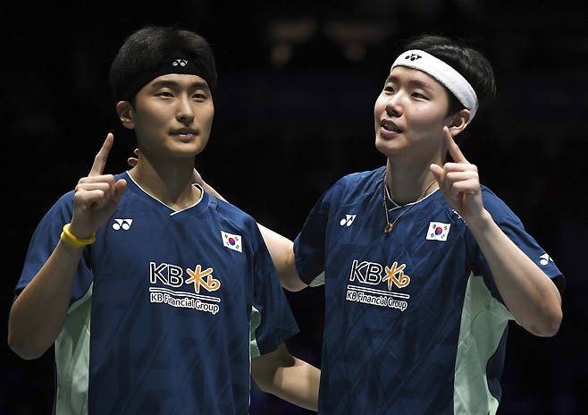 김원호와 서승재가 17일 영국 버밍엄에서 열린 2025 세계배드민턴연맹(BWF) 전영오픈 남자복식 결승에서 승리해 우승을 확정한 뒤 세리머니를 하고 있다. 버밍엄 | AP연합뉴스