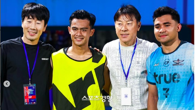 신태용 전 인도네시아 축구대표팀 감독이 16일 태국에서 활약 중인 옛 제자 아스나위와 아르한의 경기를 관전한 뒤 함께 기념촬영하고 있다. CNN 인도네시아 캡처