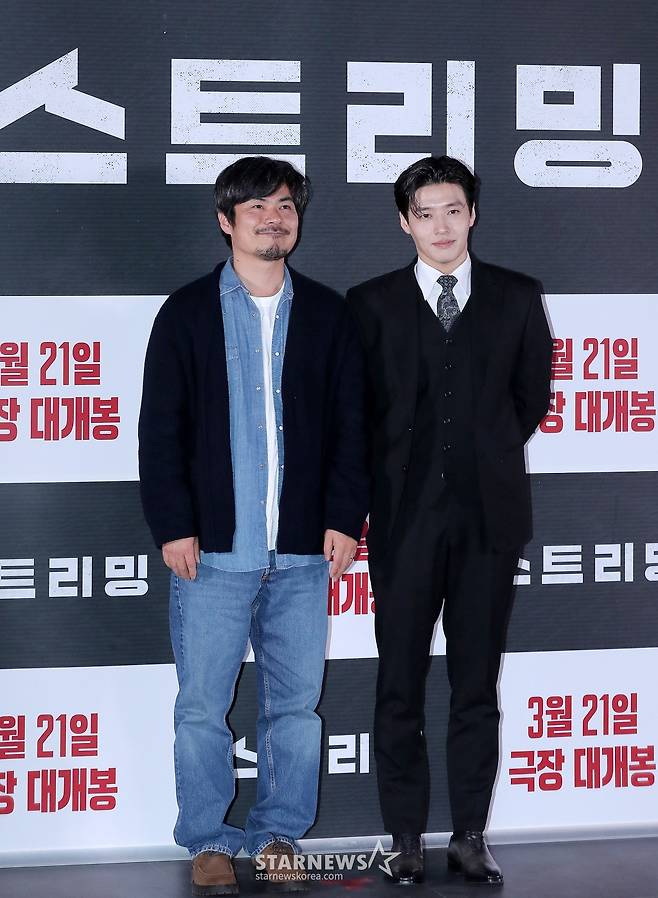 조장호 감독, 배우 강하늘이 17일 오후 서울 송파구 롯데월드타워 롯데시네마에서 진행된 영화 '스트리밍' 언론시사회 및 기자간담회에 참석해 포즈를 취하고 있다.  '스트리밍'은 구독자 수 1위의 범죄 채널 스트리머 우상이 풀리지 않던 연쇄살인사건의 단서를 발견하고 범인을 추적하는 과정을 실시간으로 방송하며 벌어지는 이야기를 그린 스릴러 영화다. 오는 21일 개봉. 2025.03.17 /사진=김창현 chmt@