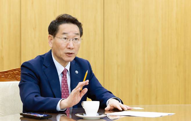 유정복 인천시장이 최근 출생아 수 증가율 1위, 인구 증가율 1위, 경제성장률 1위 등 다양한 분야에서 좋은 성과를 낸 비결을 설명하고 있다. [박해윤 기자]