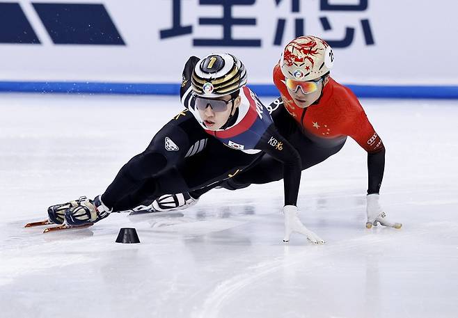 헬멧 번호 1번을 단 한국 남자 쇼트트랙 국가대표 박지원이 중국 베이징에서 열린 2025 ISU 쇼트트랙 세계선수권대회에서 1위로 달리고 있다. REUTERS/연합뉴스