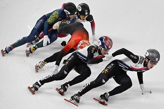 헬멧 번호 1번을 단 한국 남자 쇼트트랙 국가대표 박지원이 중국 베이징에서 열린 2025 ISU 쇼트트랙 세계선수권대회에서 1위로 달리고 있다. AFP/연합뉴스