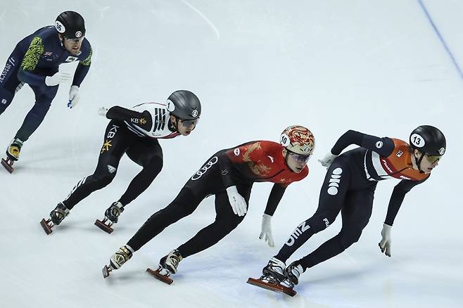 한국 남자 쇼트트랙 국가대표 박지원이 중국 베이징에서 열린 2025 ISU 쇼트트랙 세계선수권대회에서 3위로 달리고 있다. EPA/연합뉴스