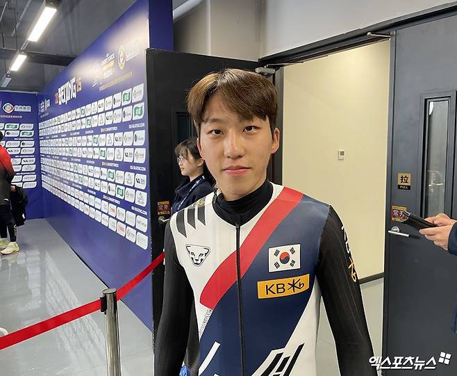 한국 남자 쇼트트랙 국가대표 박지원이 14일 중국 베이징에서 열린 2025 ISU 쇼트트랙 세계선수권대회에서 예선을 마치고 기념촬영하고 있다. 베이징, 최원영 기자