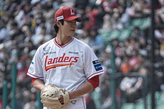 SSG 랜더스 투수 정동윤과 외야수 최준우가 16일 문학 LG전에서 각각 무실점 투구와 결승타로 활약해 팀 승리에 이바지했다. SSG 랜더스