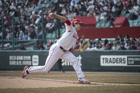 SSG 랜더스 투수 정동윤과 외야수 최준우가 16일 문학 LG전에서 각각 무실점 투구와 결승타로 활약해 팀 승리에 이바지했다. SSG 랜더스