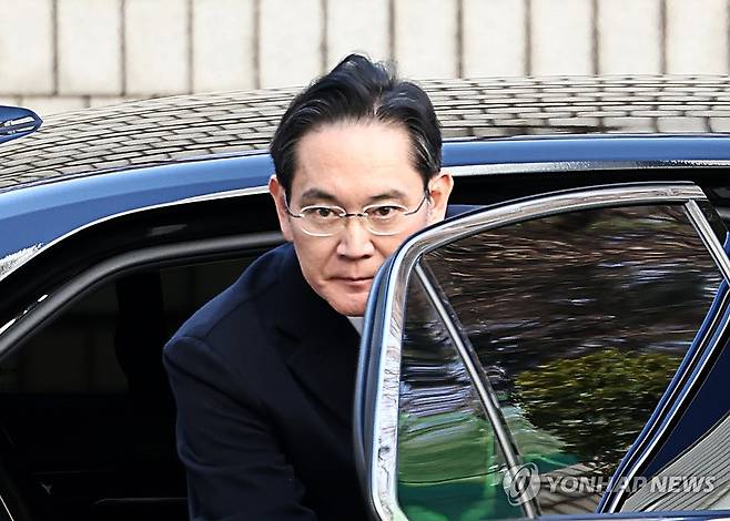 차에서 내리는 이재용 회장 [연합뉴스 자료사진]
