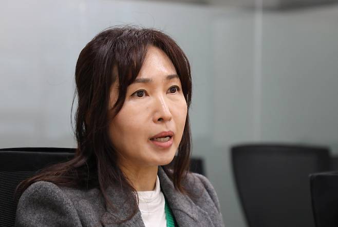 연합뉴스와 인터뷰 중인 배진시 몽테뉴해외입양연대 대표 [진성철 기자 촬영]