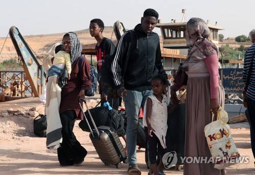 2023년 5월 이집트로 건너온 수단 내전 피란민들 [EPA 연합뉴스 자료사진. 재판매 및 DB 금지]