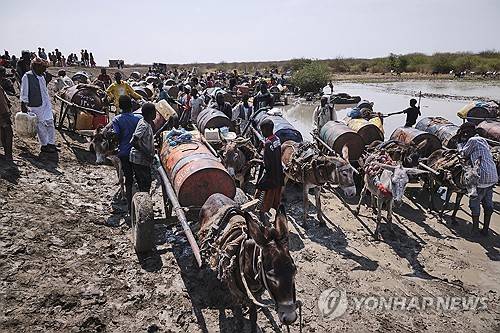 지난 2월 국경 근처 남수단 마을에서 식수를 얻으려고 기다리는 수단 난민들 [UNHCR 제공·EPA 연합뉴스 자료사진. 재판매 및 DB 금지]