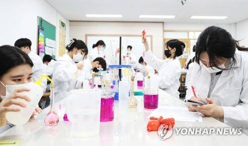 2021년 6월 국가기술자격 실기시험 준비하는 경기도 수원시 삼일공고 화공과 학생들 [연합뉴스 자료사진]