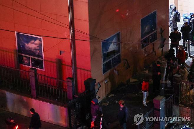 서부지법 창문 부순 윤석열 지지자들 [연합뉴스 자료사진]