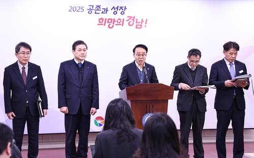 웅동1지구 정상화 계획 발표하는 박성호 경자청장(가운데) [경남도 제공. 재판매 및 DB 금지]