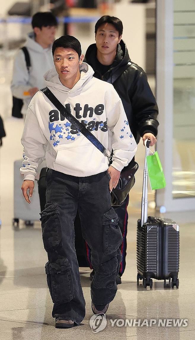귀국하는 황희찬 (영종도=연합뉴스) 김성민 기자 = 2026 북중미 월드컵 3차 예선을 앞둔 대한민국 남자 축구 국가대표팀 황희찬이 17일 인천국제공항 제2터미널을 통해 귀국하고 있다. 2025.3.17 ksm7976@yna.co.kr