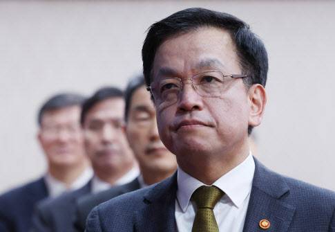 최상목 대통령 권한대행 부총리 겸 기획재정부 장관이 18일 정부서울청사에서 열린 국무회의에서 국기에 경례하고 있다. (사진=대통령실통신사진기자단)