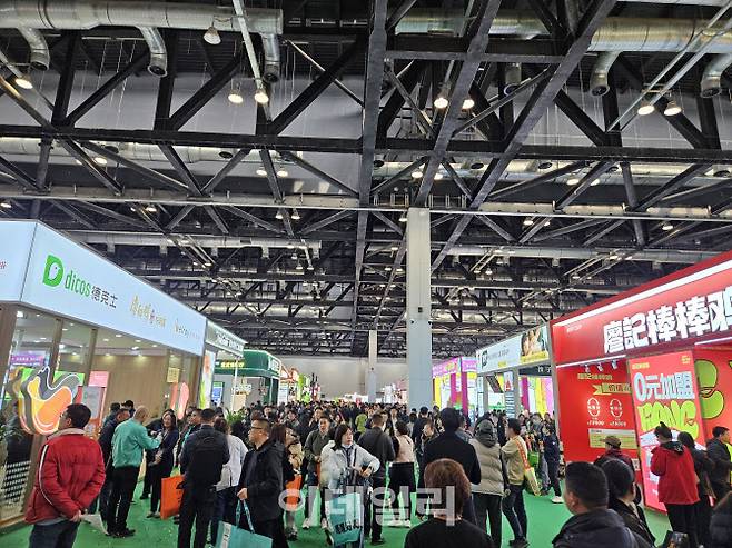 지난 14일 중국 베이징에서 열린 ‘베이징 프랜차이즈 전시회’에서 관람객들이 전시관을 방문하고 있다. (사진=이데일리 이명철 특파원)