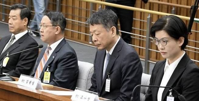 18일 오전 국회에서 열린 정무위 전체회의의 홈플러스·MBK 파트너스 및 삼부토건 관련 긴급 현안질의에서 조주연(오른쪽 부터)홈플러스공동대표, 김광일MBK 파트너스 부회장 겸 홈플러스 공동 대표 등 채택증인들이 의원들의 질의를 듣고 있다. (사진=뉴시스)