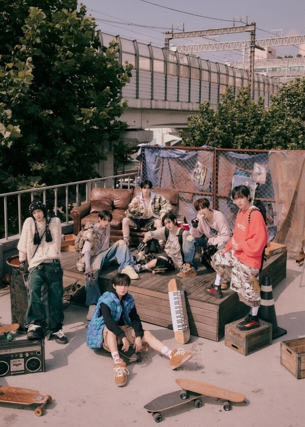 킥플립/사진=JYP