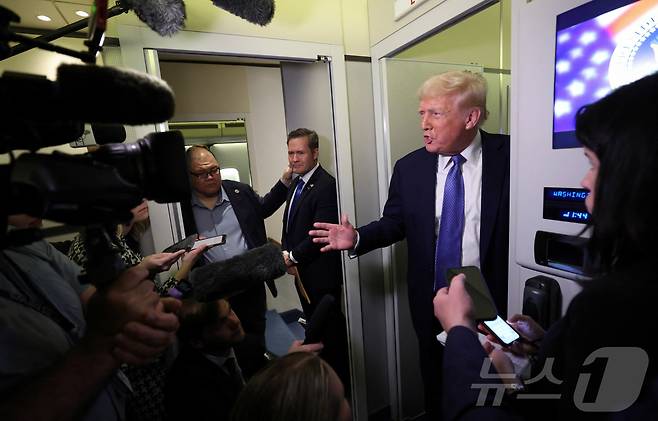 도널드 트럼프 미국 대통령이 16일(현지시간) 미국 워싱턴DC로 돌아오는 에어포스원 기내에서 기자들과 이야기를 나누고 있다. ⓒ 로이터=뉴스1 ⓒ News1 류정민 특파원