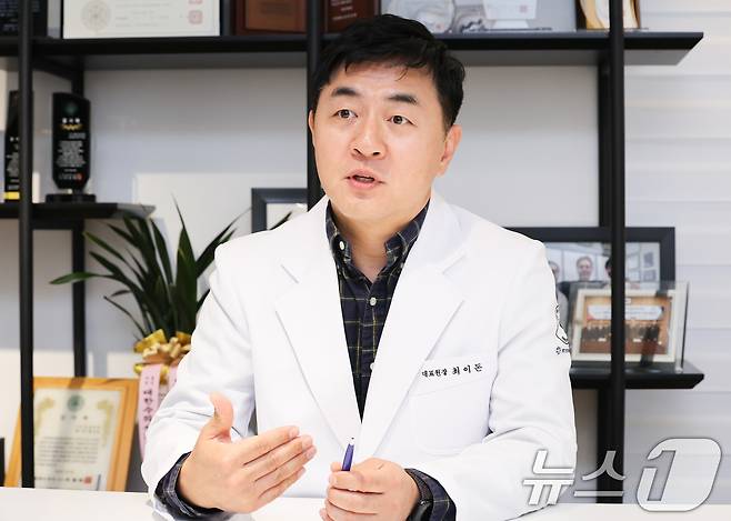 최이돈 한국동물병원협회 회장이 12일 서울 강남구 VIP동물의료센터 청담점에서 뉴스1과 인터뷰를 하고 있다. ⓒ News1 허경 기자