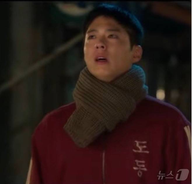 넷플릭스  드라마 '폭싹 속았수다'에서 박보검(양관식 역)이 아이유(오애란 역) 마음을 달래기 위해 "이것은 소리없는 아우성"으로 시작되는 청마 유치환의 시 '깃발'을 외치고 있는 장면. (넷플릭스 갈무리) ⓒ 뉴스1