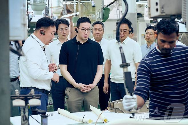 구광모 LG그룹 회장이 지난달 24일부터 인도 벵갈루루와 뉴델리, 아랍에미리트 두바이 방문해 미래전략을 점검했다고 4일 밝혔다. 구광모 LG그룹 회장(왼쪽 세 번째)이 인도 뉴델리에 위치한 LG전자 노이다 생산공장을 찾아 에어컨 생산과정을 살펴보고 있다. (LG 제공. 재판매 및 DB 금지) 2025.3.4/뉴스1 ⓒ News1 최동현 기자